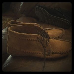 Womens sz9 Minnetonka moccasins     booties